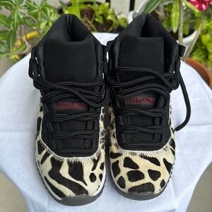 Jordan Black and White Sneakers with Iconic Design
AR0715-010
Upc 00195243796077